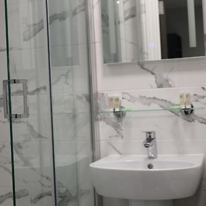 Comfort Triple Room Shower